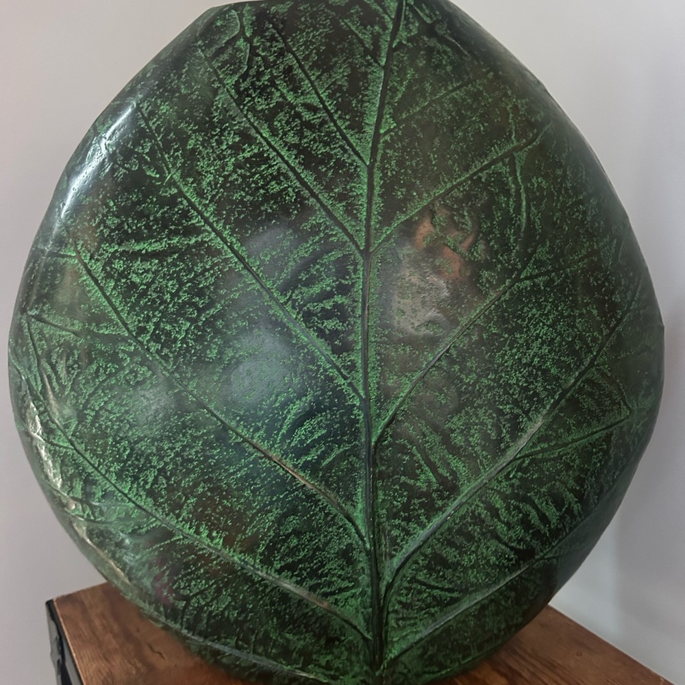 Artisan craft Green palm Leaf-Shaped Decorative tall Vase - Picture 2 of 4